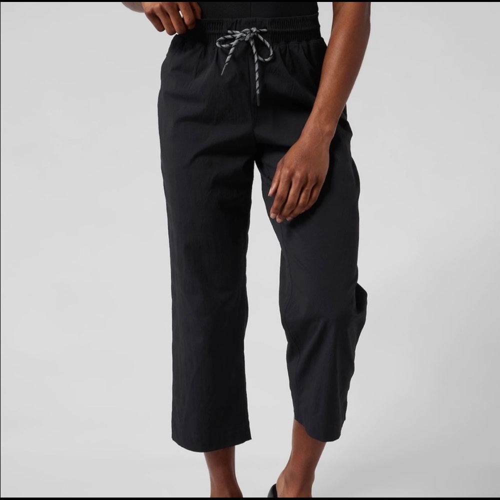 Athleta Trekkie Straight Crop Pant (Black, Size 8)
